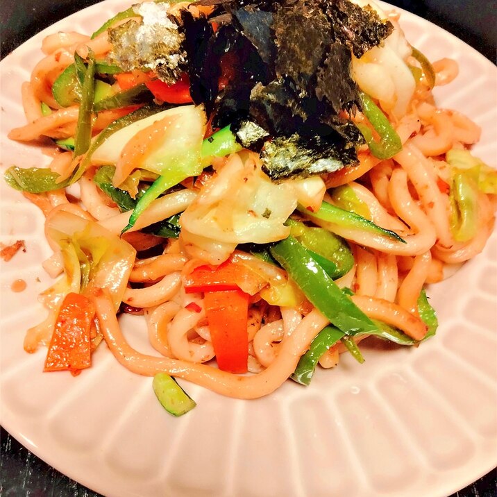 野菜だけでも出汁を効かせて焼きうどん